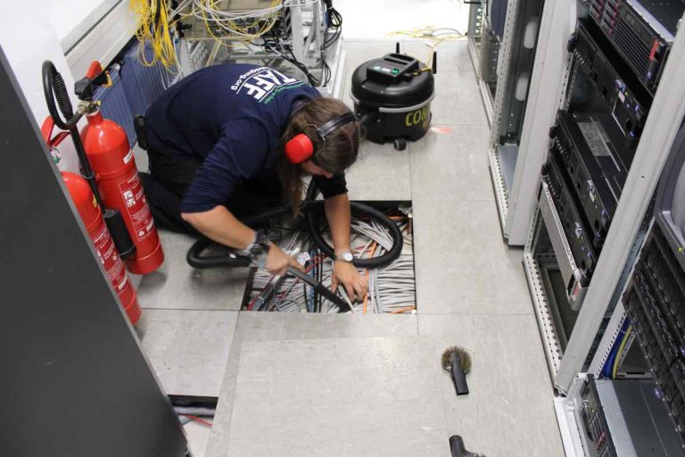 Serverraum Reinigung nach Norm