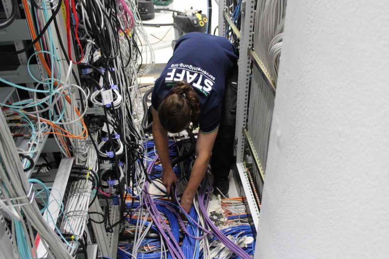 Doppelboden Reinigung im Rechenzentrum und Serverraum