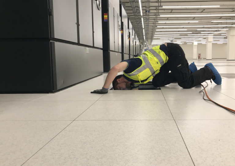 Doppelboden Reinigung im Rechenzentrum und Serverraum
