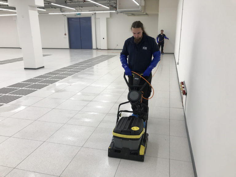 Doppelboden Reinigung im Rechenzentrum und Serverraum